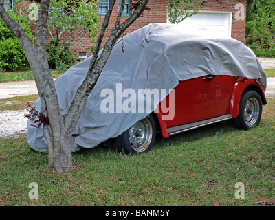 Auto Auto, rote teilweise fallenden Tuch Tarp, Käfer Käfer Volkswagen original sitzen auf Rasen Hof Stockfoto