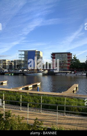 Moderne Apartments Wohnungen und kommerzielle Entwicklungen in der Stadt Bristol an einem sonnigen Wintertag. Stockfoto