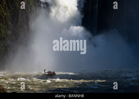 Touristische touring Wasserfälle, Schnellboot bringt Touristen aus Nebel von San Martin fällt, Iguazu Wasserfälle Argentinien, Brasilien Naturwunder der Welt Stockfoto