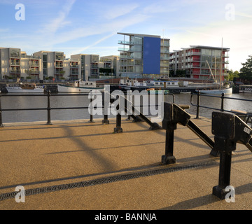 Moderne Apartments Wohnungen und kommerzielle Entwicklungen in der Stadt Bristol an einem sonnigen Wintertag. Stockfoto