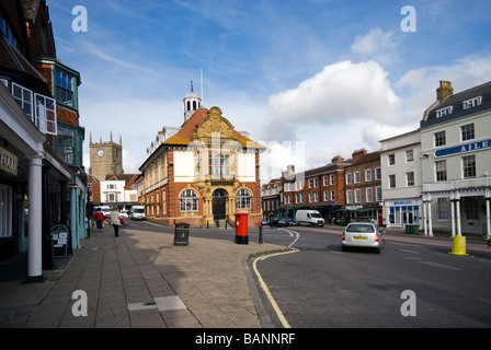 Blick auf das alte Rathaus und die Hauptstraße von Marlborough in Wiltshire Stockfoto