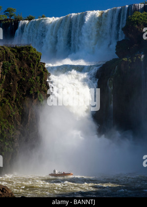 Adventure Speed Boat Tour nimmt gerne Touristen unter Wasserfall San Martin Wasserfälle Iguazu Falls Weltkulturerbe Argentinien und Brasilien Stockfoto