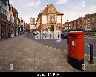 Blick auf das alte Rathaus und die Hauptstraße von Marlborough in Wiltshire mit einem Briefkasten im Vordergrund Stockfoto