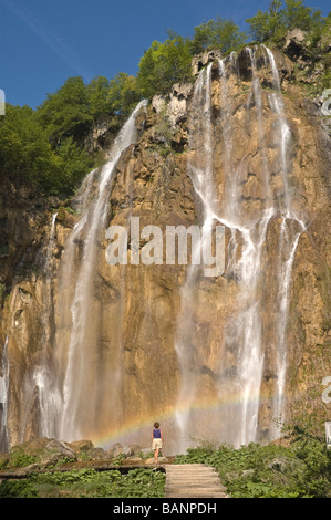 Elk192 1785v Kroatien Nationalpark Plitvice Wanderer mit Wasserfall Stockfoto