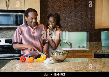 African paar Befestigung gesunde Mahlzeit in modernen Küche Stockfoto