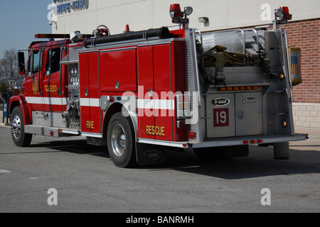 Amerikanischer Feuerwehrrettungswagen parkt in der Stadtstraße niemand nähert sich horizontal in Ohio USA Stockfoto