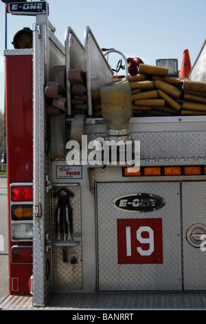 Amerikanischer roter Feuerwehrwagen in der Stadt geparkt Seitenansicht Nahaufnahme Niemand vertikal in den USA Hi-res Stockfoto