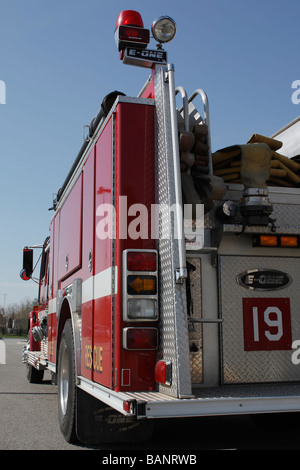 Amerikanischer Feuerwehrrettungswagen parkt in der Stadtstraße von hinten Nahaufnahme Niemand kein niedriger Winkel vertikal in Ohio USA US Daily Life Hi-res Stockfoto