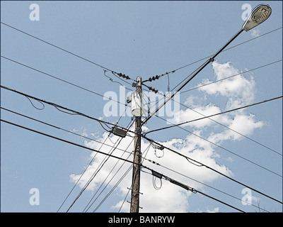 Strommast mit Straßenlaterne, Generator, elektrische Drähte, Kabel und Kondensatoren gegen blauen Himmel mit Wolken, als Zeichnung Stockfoto