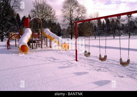 Schnee bedeckt den Kinderspielplatz im Stanley Park im Winter Vancouver British Columbia Kanada Stockfoto