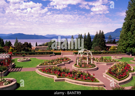 Rosengarten am University of British Columbia (UBC) mit Blick auf English Bay in Vancouver, BC, Britisch-Kolumbien, Kanada Stockfoto