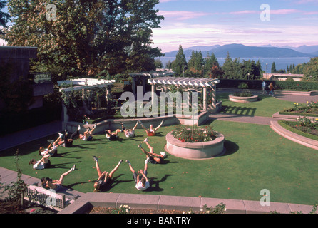 Outdoor-Übung im Rose Garden an University of British Columbia (UBC), Vancouver, BC, Kanada - mit Blick auf English Bay Stockfoto