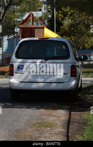 USPS-LKW-Post parkte von hinten auf der Stadtstraße Nahaufnahme Niemand vertikal in den USA Hi-res Stockfoto