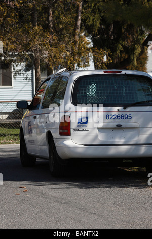 USPS-LKW-Post parkte von hinten auf der Stadtstraße Nahaufnahme Niemand vertikal in den USA Hi-res Stockfoto