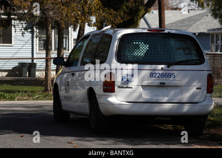 USPS-LKW-Post parkte von hinten auf der Stadtstraße Nahaufnahme niemand horizontal in den USA Hi-res Stockfoto