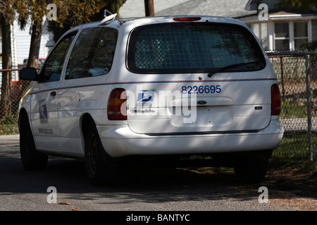 USPS-LKW-Post parkte von hinten auf der Stadtstraße Nahaufnahme niemand horizontal in den USA Hi-res Stockfoto