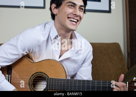 Gemischte Rassen Mann spielt Gitarre Stockfoto