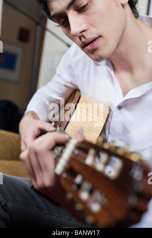 Gemischte Rassen Mann spielt Gitarre Stockfoto