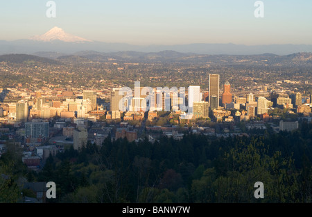 Das Wahrzeichen von Mt. Hood und Portland Oregon von einem Hügel im Westen gesehen Stockfoto