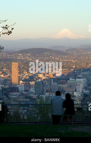 Das Wahrzeichen von Mt. Hood und Portland Oregon von einem Hügel im Westen gesehen Stockfoto