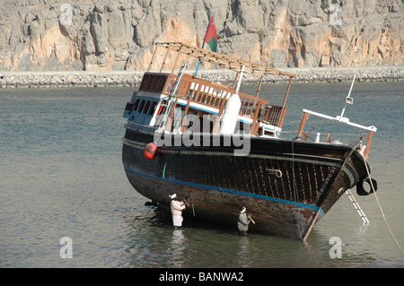 Reparaturen, der einer dhow Boot im Arabischen Golf, in der Nähe der Stadt Zefat, in der Region Musandam Oman. Stockfoto