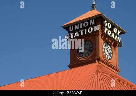 Vertikale Zusammensetzung der Union Station Portland Oregon mit holzige Staude Stockfoto