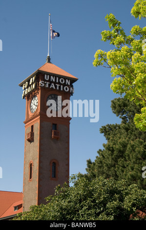 Vertikale Zusammensetzung der Union Station Portland Oregon mit holzige Staude Stockfoto