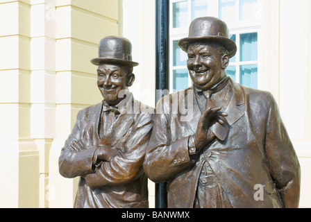 Statue von Stan Laurel und Oliver Hardy, außerhalb Krönungssaal, Ulverston, Cumbria, England UK Stockfoto
