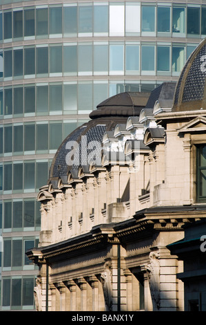 Klassisches Gebäude, im Gegensatz zu der Glasfassade eines modernen Gebäudes Brüssel-Brabant-Belgien Stockfoto