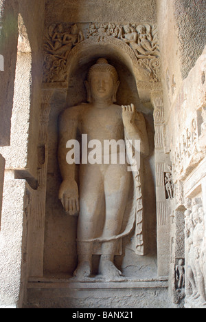 Kanheri Höhlen (Mumbai) Höhle Nr. 3. Kolossale Buddha Figur auf der linken Seite der Veranda. Stockfoto