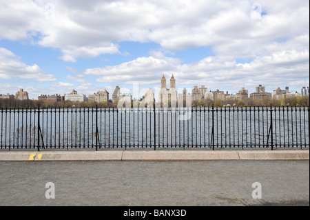 Blick auf Central Park West von der Central Park Reservoir New York City Stockfoto