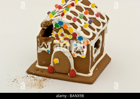 Lebkuchenhaus mit einer Ecke heraus gegessen Stockfoto