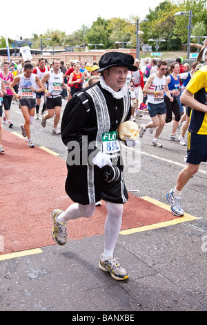 Athleten mit den Flora London Marathon 2009 Mudchute Meile 17 Stockfoto