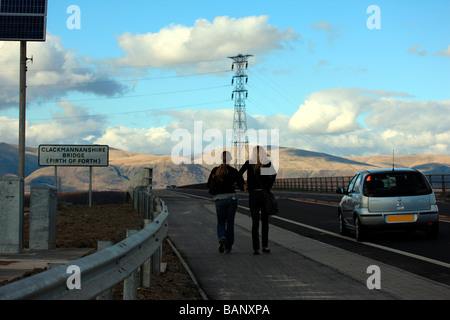 Mädchen im Teenageralter Clackmannanshire Brücke Stockfoto