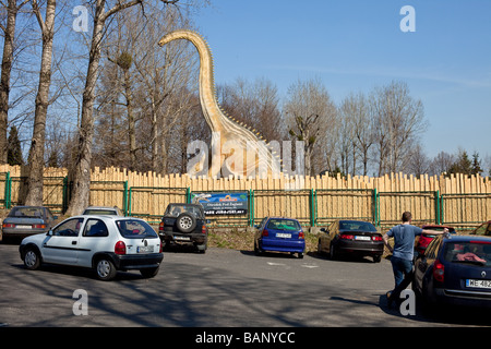 Parkplatz mit Blick auf einen Dinosaurier-Park. Stockfoto
