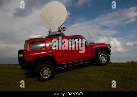 Übertragen Sie TV Sat-Antenne auf einem GM Hummer H3 Stockfoto