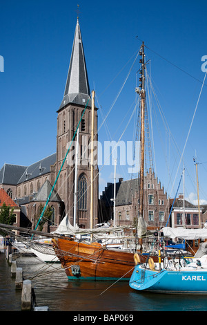 St. Michaels Kirche und Boote im Hafen von Harlingen Friesland Niederlande Zuiderhaven (Southern Harbour) Stockfoto