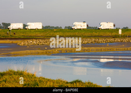 Wohnmobile am Mont Saint Michel Normandie Frankreich Stockfoto