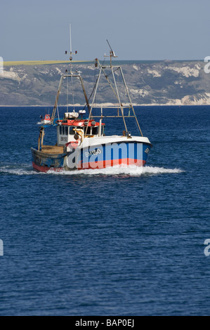 Fischkutter BM150 auf See vor der Küste von Weymouth, Dorset, England. Stockfoto