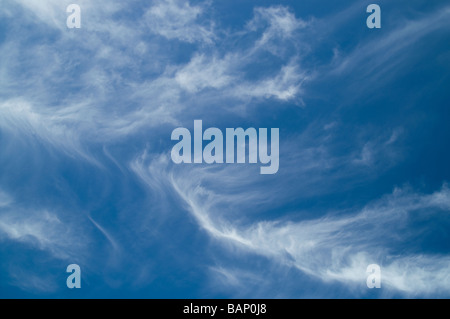 Streifige weiße Wolken gegen blauen Himmel geeignet für Hintergrund Stockfoto