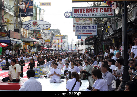 Menschen an der Khao San Road geben Speisen angeboten, ein buddhistischer Mönch in Thailand Neujahrsfest, Bangkok, Thailand Stockfoto