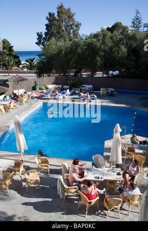 Menschen entspannen im Urlaub rund um Hotel Swimming Pool Cala d ' or Mallorca Spanien Stockfoto