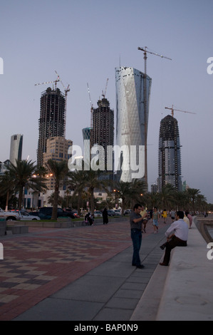 finanzielle Gebäude bei Sonnenuntergang an der Corniche in Doha Katar Stockfoto