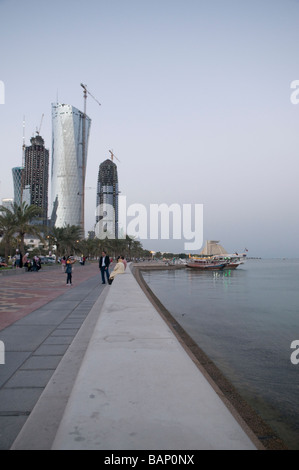 finanzielle Gebäude bei Sonnenuntergang an der Corniche in Doha Katar Stockfoto