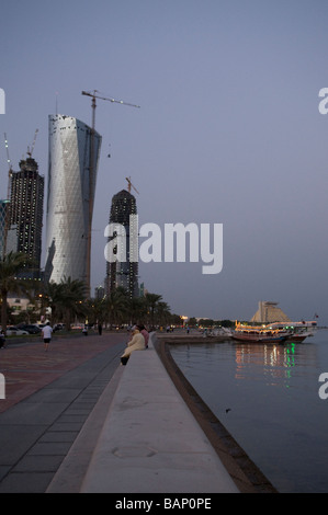 finanzielle Gebäude bei Sonnenuntergang an der Corniche in Doha Katar Stockfoto