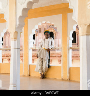 Mann, der in einem Korridor steht Meherangarh Fort, Jodhpur, Rajasthan, Indien Stockfoto