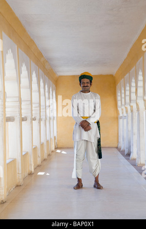 Mann, der in einem Korridor steht Meherangarh Fort, Jodhpur, Rajasthan, Indien Stockfoto