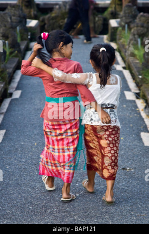 TWI kleine Freundinnen am Tempel in Ubud Bali Indonesien Stockfoto