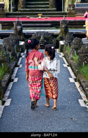 TWI kleine Freundinnen am Tempel in Ubud Bali Indonesien Stockfoto