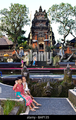 TWI kleine Freundinnen am Tempel in Ubud Bali Indonesien Stockfoto